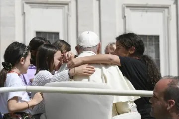 Papa Francisco cumprimenta jovens reunidos na Praça de São Pedro  em 17 de abril de 2024