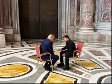 O presidente dos EUA, Donald Trump, e o presidente da Ucrânia, Volodymyr Zelenskyy, se encontram no Vaticano antes do funeral do papa Francisco, no último sábado (26).