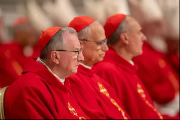 Cardeal Pietro Parolin e outros cardeais celebram a missa do 3º dia das Missas Novendiales pela alma do papa Francisco