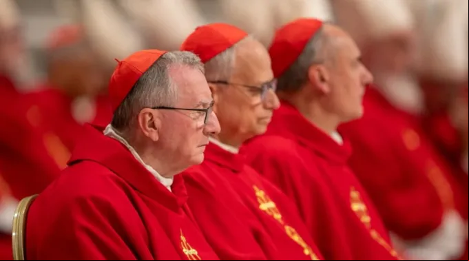 Cardeal Pietro Parolin e outros cardeais celebram a missa do 3º dia das Missas Novendiales pela alma do papa Francisco ?? 