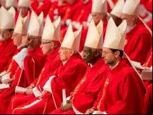 Cardeais participam de quarta missa pela alma do papa Francisco, celebrada hoje (29).