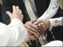 Papa Francisco abençoa casal recém-casado em audiência geral na Aula Paulo VI, no Vaticano, em 17 de janeiro de 2024.