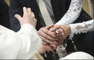 Papa Francisco abençoa casal recém-casado em audiência geral na Aula Paulo VI, no Vaticano, em 17 de janeiro de 2024.