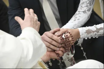 Papa Francisco abençoa casal recém-casado em audiência geral no Vaticano em 17 de janeiro de 2024