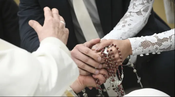 Papa Francisco abençoa casal recém-casado em audiência geral no Vaticano em 17 de janeiro de 2024 ?? 
