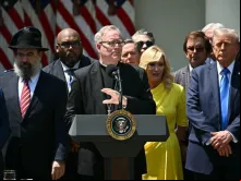 O bispo de Winona-Rochester, no Estado de Minnesota, EUA, dom Robert Barron discursa ao lado do presidente dos EUA, Donald Trump,  em evento do Dia Nacional de Oração, no Rose Garden, na Casa Branca, em Washington, D.C., EUA.