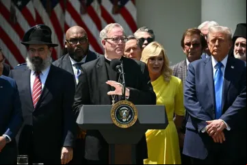 Dom Robert Barron discursa ao lado de Donald Trump na Casa Branca
