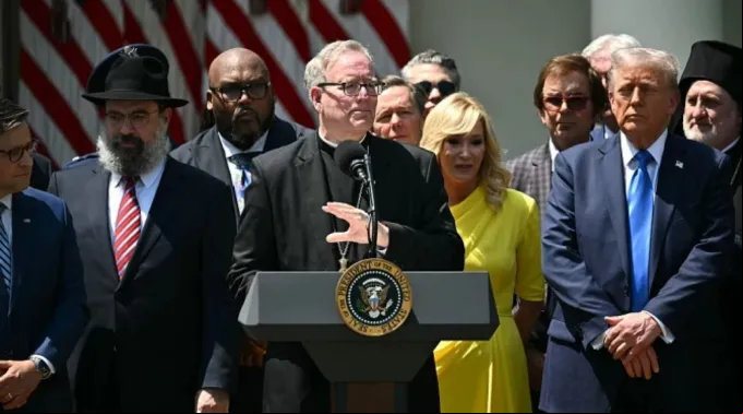 Dom Robert Barron discursa ao lado de Donald Trump na Casa Branca ?? 
