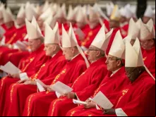 Cardeais participam ontem (1) da sexta missa de Novendiales pela alma do papa Francisco na Basílica de São Pedro, no Vaticano.
