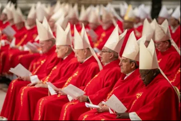 Cardeais participam da sexta missa de Novendiales pela alma do papa Francisco na Basílica de São Pedro