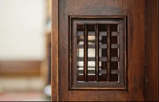 Confessionário. Imagem referencial.
