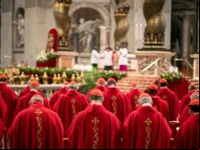 Cardeais participam da quinta missa de Novendiales pela alma do papa Francisco na basílica de São Pedro, no Vaticano, em 30 de abril de 2025.