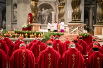 Cardeais participam da quinta missa de Novendiales pela alma do papa Francisco na Basílica de São Pedro