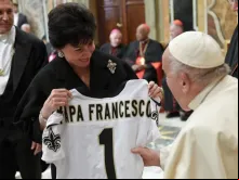 Membro da Papal Foundation dá ao papa Francisco com uma camisa personalizada do time de futebol New Orleans Saints em 12 de abril de 2024.
