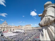 Centenas de milhares de pessoas em luto comparecem ao funeral do papa Francisco na praça de São Pedro, no Vaticano, em 26 de abril de 2025.