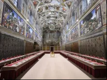 Longas mesas na Capela Sistina preparadas para a chegada dos cardeais para o conclave que elegerá o próximo papa.