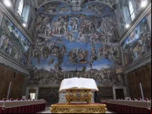 Livro dos Evangelhos exposto ontem (6) na Capela Sistina, no Vaticano, para o conclave para eleger o sucessor do papa Francisco.