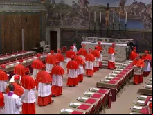 Cardeais entram em procissão na Capela Sistina enquanto o conclave para eleger o 266º sucessor de são Pedro, o 267º papa, começa hoje (7).