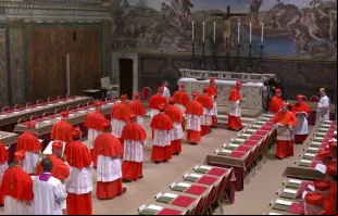 Cardeais entram em procissão na Capela Sistina enquanto o conclave para eleger o 266º sucessor de são Pedro, o 267º papa, começa hoje (7).