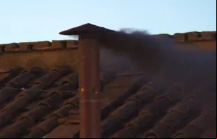 Primeira fumaça negra do conclave para eleger o sucessor do papa Francisco hoje (7) no Vaticano.