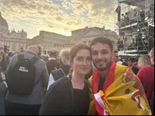 Marta e Guillermo, casal espanhol, ontem (7) na praça de São Pedro, no Vaticano.