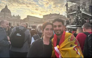 Marta e Guillermo, casal espanhol, ontem (7) na praça de São Pedro, no Vaticano.