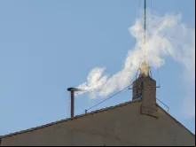 Fumaça branca anuncia novo papa no Vaticano hoje (7).