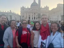 Peruanos celebram o habemus papam ontem (8) na praça de São Pedro, no Vaticano.