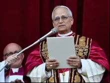 Papa Leão XIV ontem (8) na sacada central da basílica de São Pedro, no Vaticano.