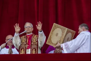 Papa Leão XIV saúda fiéis na praça de São Pedro