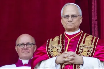 Papa Leão XIV na varanda da loggia central no Vaticano