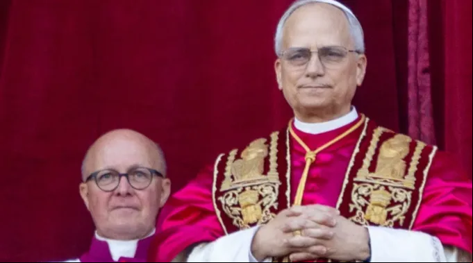 Papa Leão XIV na varanda da loggia central no Vaticano ?? 