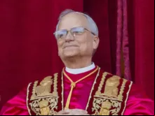 Papa Leão XIV ontem (8) em sua primeira aparição ao mundo, na varanda central da basílica de São Pedro.