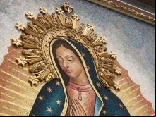 Mosaico de Nossa Senhora de Guadalupe na Catedral de Cristo em Orange, Califórnia, EUA.
