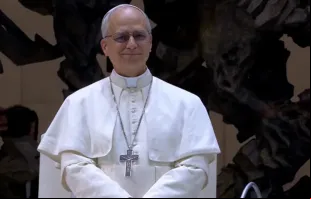 O papa Leão XIV recebe aplausos de jornalistas credenciados para cobrir o conclave em que foi eleito.
