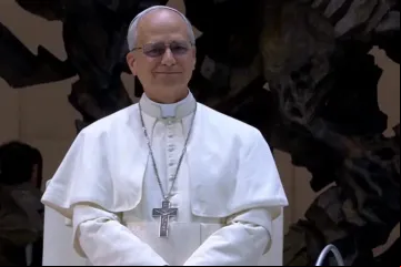 Papa Leão XIV recebe aplausos de jornalistas credenciados para cobrir o conclave em que foi eleito