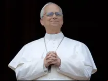 Papa Leão XIV discursa à multidão de peregrinos na varanda central da basílica de São Pedro, no Vaticano, ontem (11) em sua primeira oração do Regina Caeli.