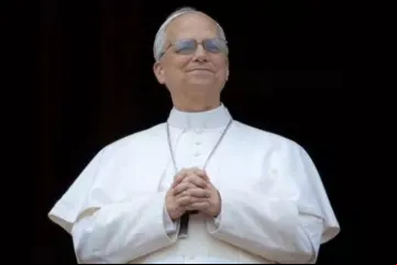 Papa Leão XIV discursa à multidão de peregrinos na varanda central da basílica de São Pedro em 11 de maio de 2025