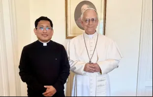 Papa Leão XIV ontem (12) no Vaticano com seu amigo, o padre Hugo Gabriel.