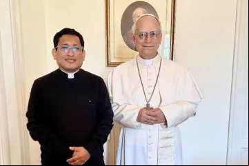 Papa Leão XIV com  o padre Hugo Gabriel no Vaticano em 12 de maio de 2025