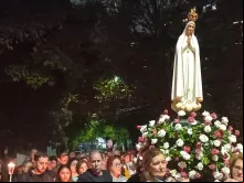 Procissão à luz de velas com a imagem peregrina de Nossa Senhora de Fátima ontem (12) em rua próxima Santuário Nossa Senhora de Fátima do Sumaré, em São Paulo (SP).