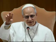 Papa Leão XIV discursa diante do Colégio de Cardeais em Roma em 10 de maio de 2025.