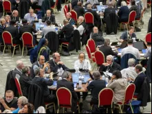 Delegados do Sínodo da Sinodalidade participam de mesas redondas na Aula Paulo VI, no Vaticano, em 10 de outubro de 2024.