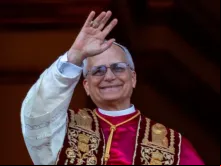 Papa Leão XIV saúda fiéis reunidos na praça de São Pedro, no Vaticano, em 8 de maio de 2025.