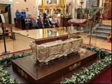 Peregrinos veneram o corpo de santa Teresa de Jesus em Alba de Tormes, Espanha.