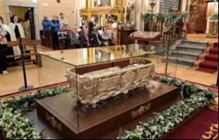 Peregrinos veneram o corpo de santa Teresa de Jesus em Alba de Tormes, Espanha.