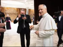 Papa Leão XIV se encontra com jornalistas na Cidade do Vaticano em 12 de maio de 2025.