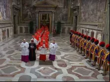 Cardeais seguem em procissão até a Capela Sistina, no Vaticano, enquanto começa o conclave para eleger o 266º sucessor de são Pedro, o 267º papa, em 7 de maio de 2025.