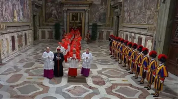 Cardeais seguem em procissão até a Capela Sistina enquanto começa o conclave para eleger o 267º papa ?? 