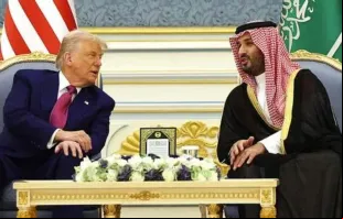 O presidente dos EUA, Donald Trump, se encontra com o príncipe herdeiro saudita Mohammed bin Salman numa "cerimônia do café" na Corte Real Saudita, em Riad, Arábia Saudita, em 13 de maio de 2025.